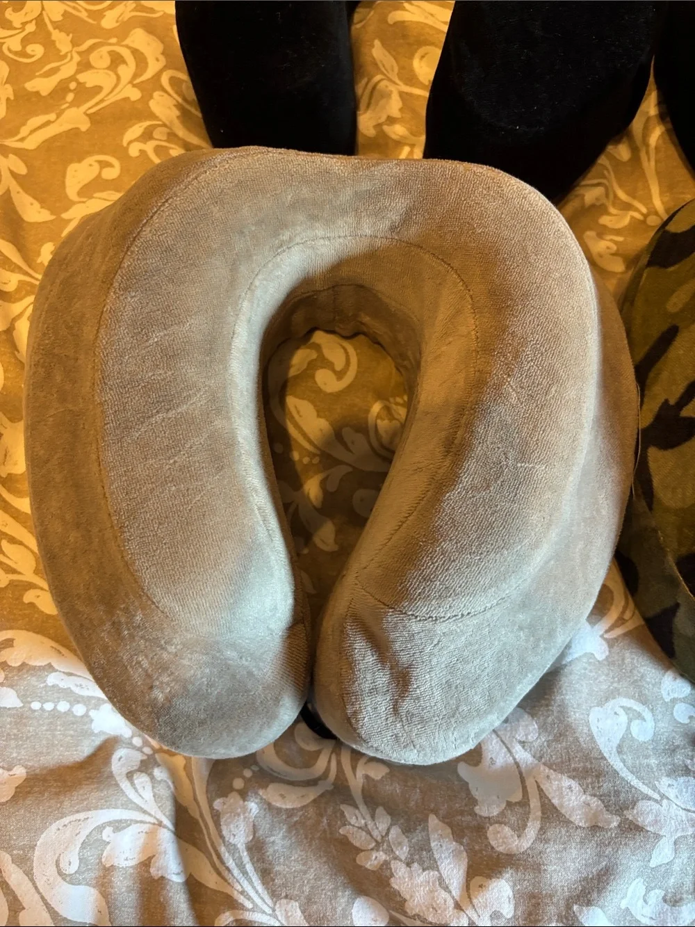 Plush Travel Neck Pillow Set in Black, Gray & Camouflage - Cabeau original pillo